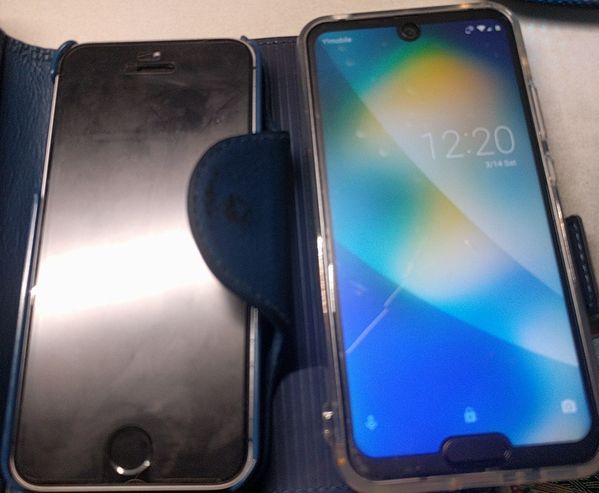 旧iPhoneSEとR2 AQUOS compactの大きさ比較。わずかにAQUOSが大きい